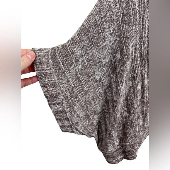 UO • Out From Under Snowy Day Cropped
Chenille Vest - Picture 7 of 10